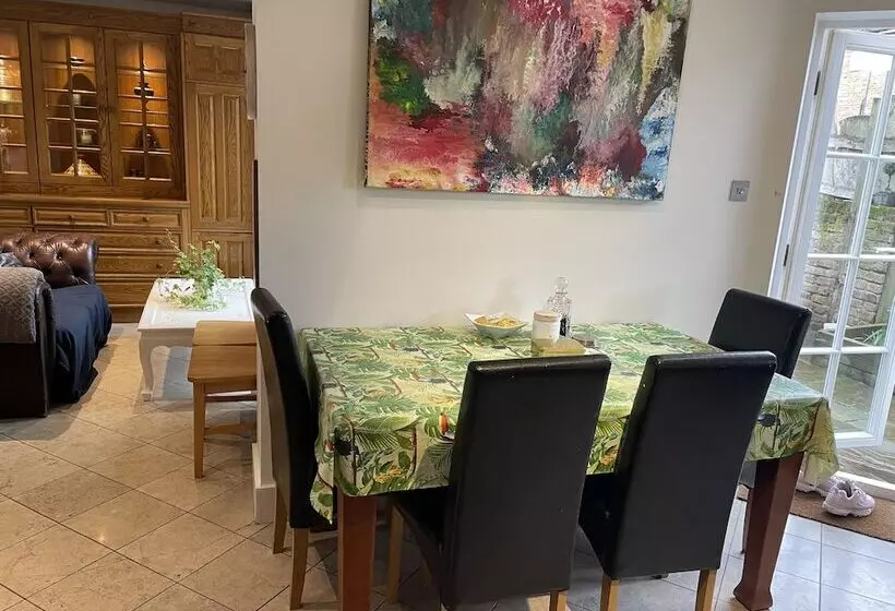 Residenssi Traditional Elegant Spacious English Home, 4bdr