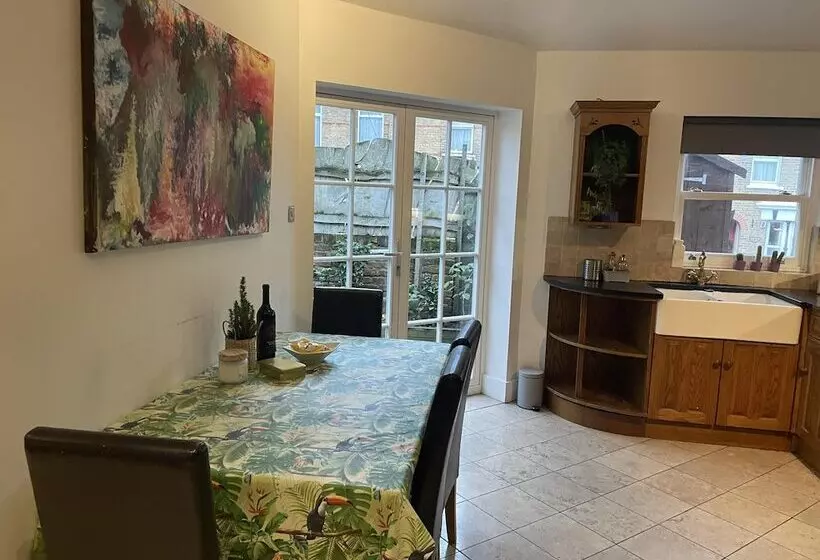 Residenssi Traditional Elegant Spacious English Home, 4bdr