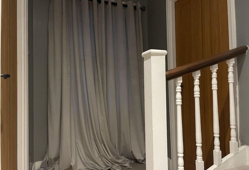 Резиденция Traditional Elegant Spacious English Home, 4bdr