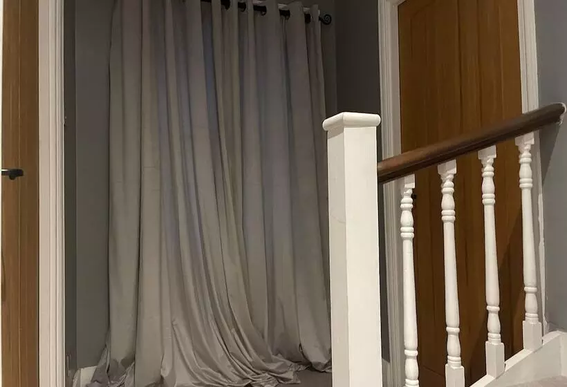 Residenssi Traditional Elegant Spacious English Home, 4bdr