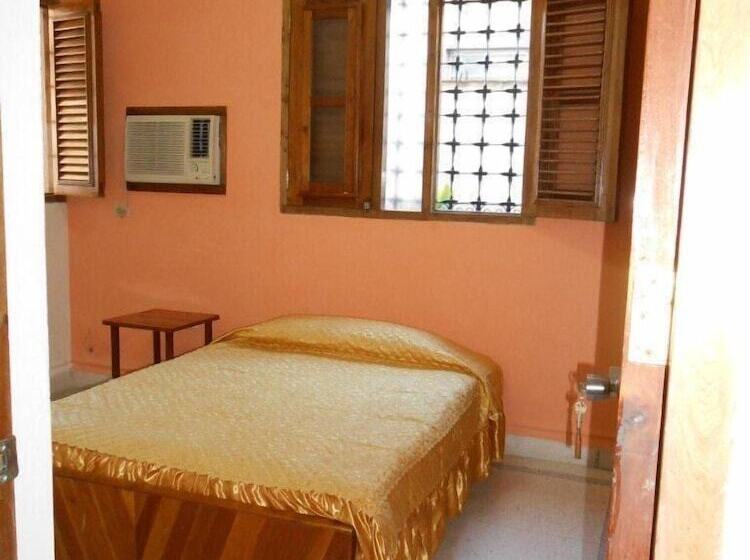 پانسیون Hostal Torre Sur