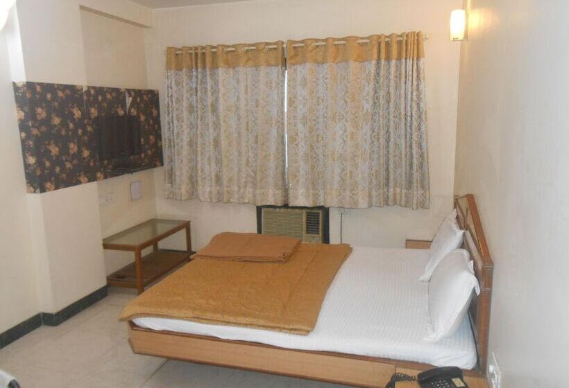 Отель Pooja International