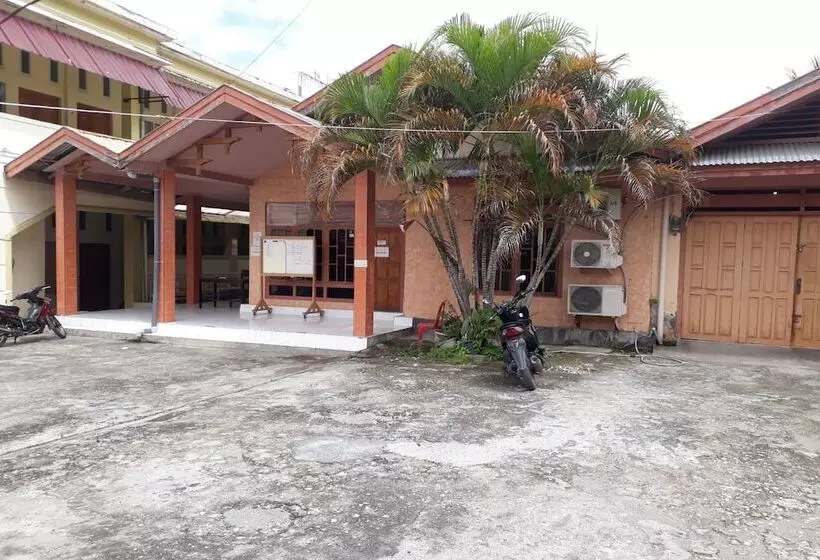 هتل Oyo 94112 Homestay Ananda Luwuk