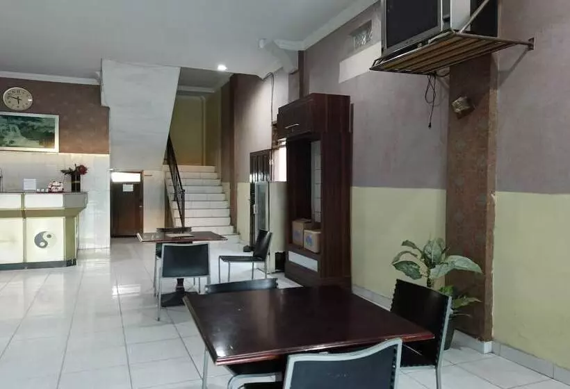 هتل Oyo 94112 Homestay Ananda Luwuk