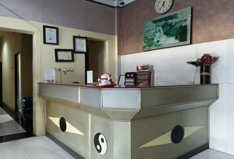 هتل Oyo 94112 Homestay Ananda Luwuk