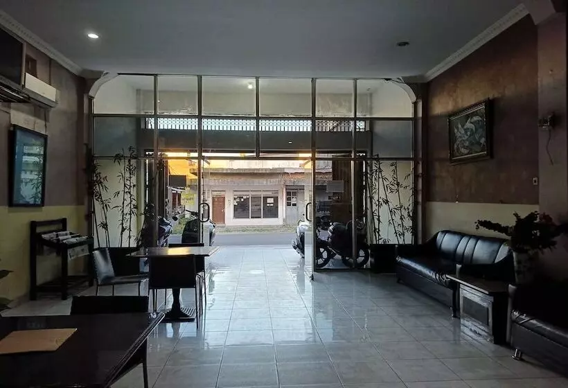 هتل Oyo 94112 Homestay Ananda Luwuk