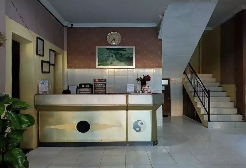 هتل Oyo 94112 Homestay Ananda Luwuk