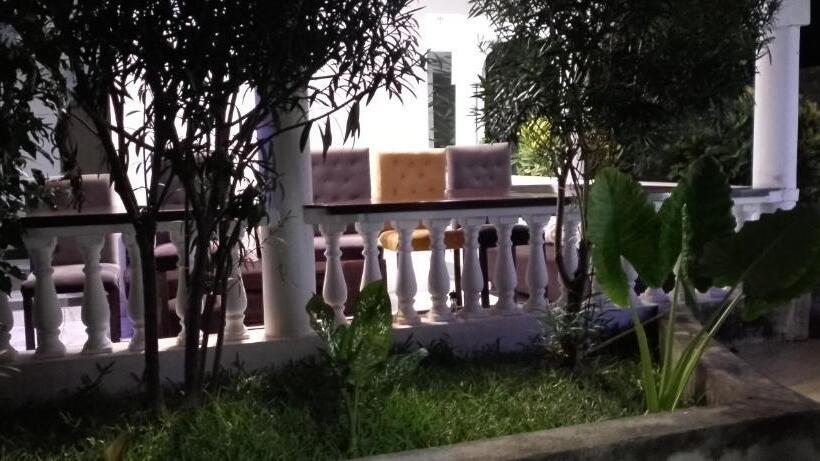 تختخواب و صبحانه Lasally Empire Sevarine