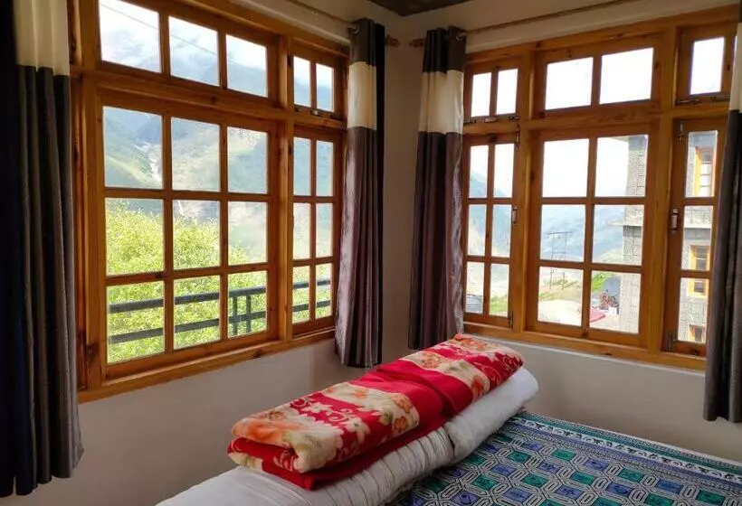 Bros Hostel & Cafe, Sissu