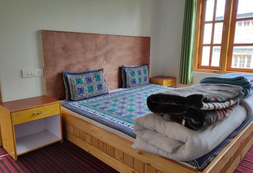 Bros Hostel & Cafe, Sissu