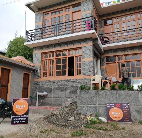 Bros Hostel & Cafe, Sissu