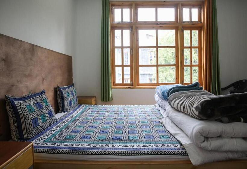 Bros Hostel & Cafe, Sissu