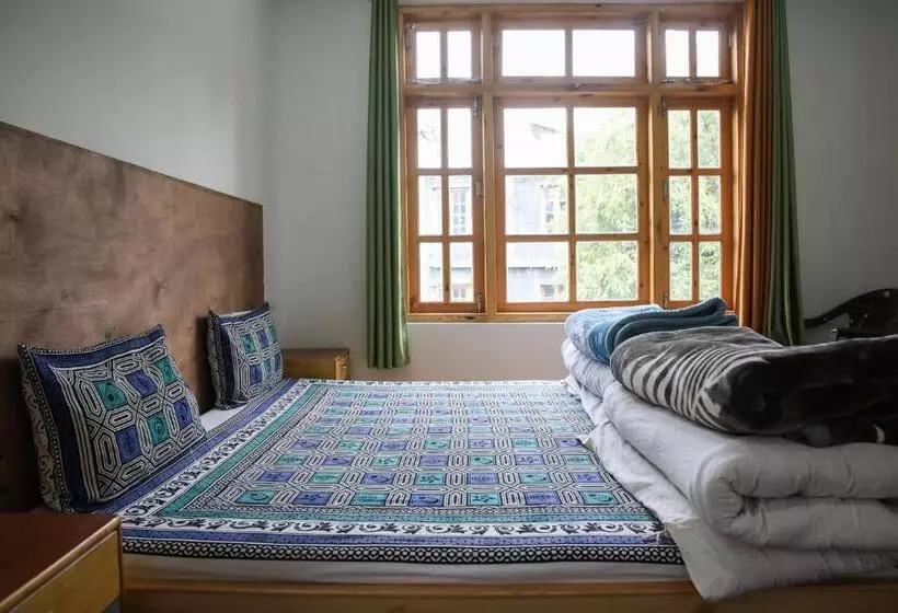 Bros Hostel & Cafe, Sissu