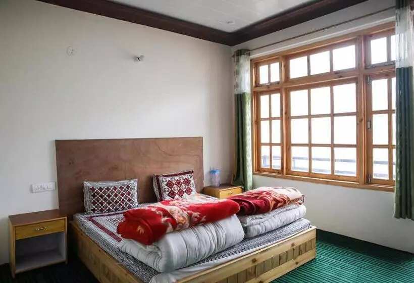 Bros Hostel & Cafe, Sissu