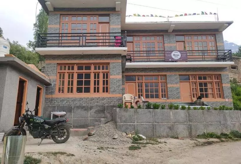 Bros Hostel & Cafe, Sissu