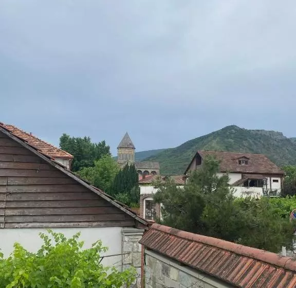 پانسیون Gugas Guest House