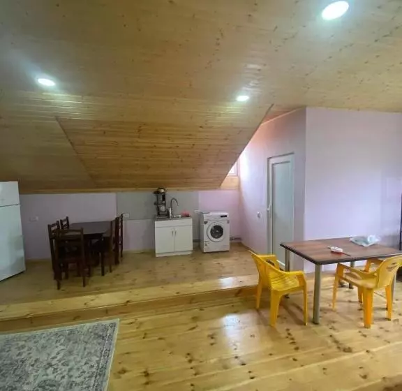 پانسیون Gugas Guest House