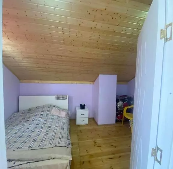 پانسیون Gugas Guest House