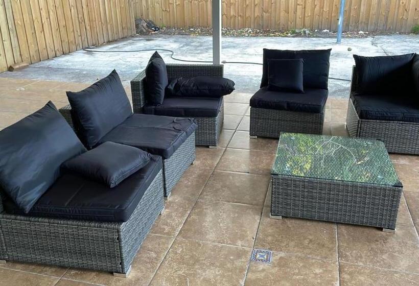 פנסיון Praga S House