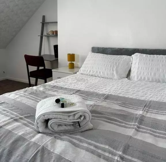 カプセルホテル Le Crescent Rooms, Room Stays