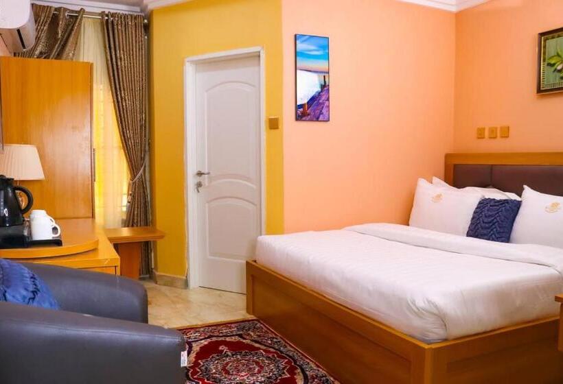 هتل Madaki Executives Suites