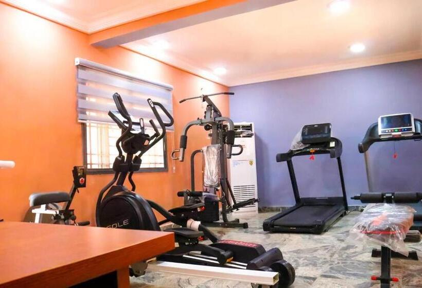 هتل Madaki Executives Suites