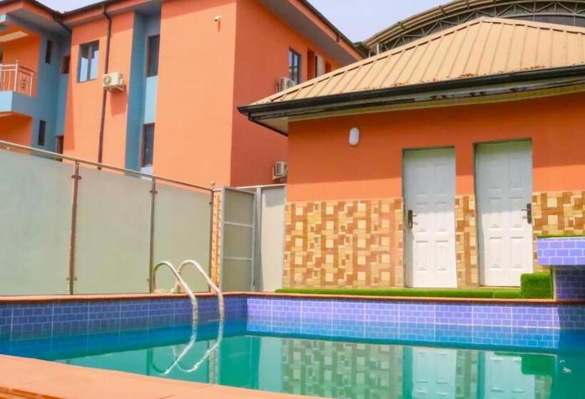 هتل Madaki Executives Suites