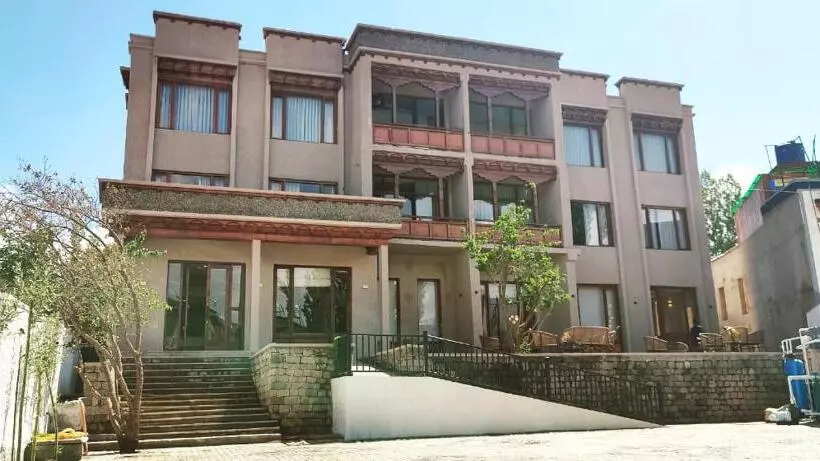 Hotelli Zimskhang Villa