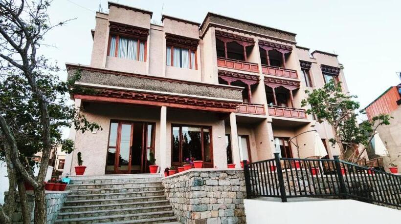 Hotel Zimskhang Villa