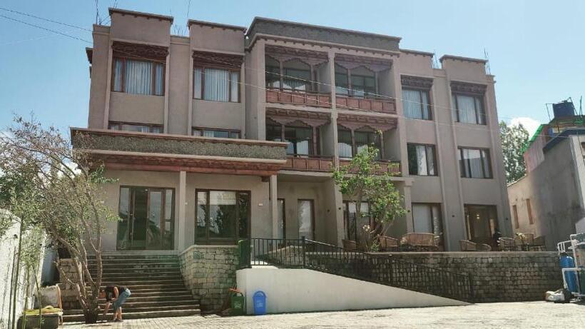 Hotel Zimskhang Villa