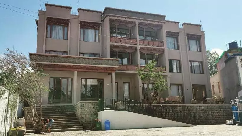 Hotelli Zimskhang Villa