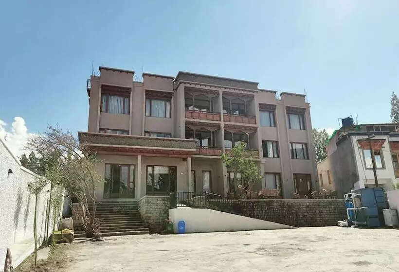 Hotelli Zimskhang Villa