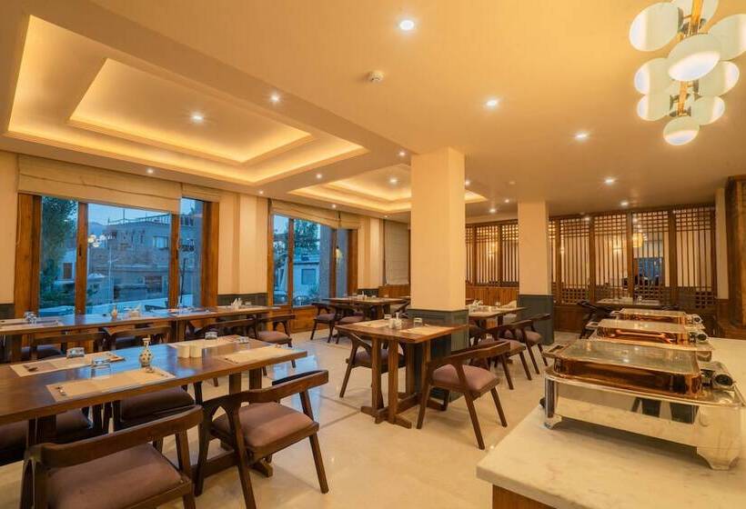 Hotel Zimskhang Villa