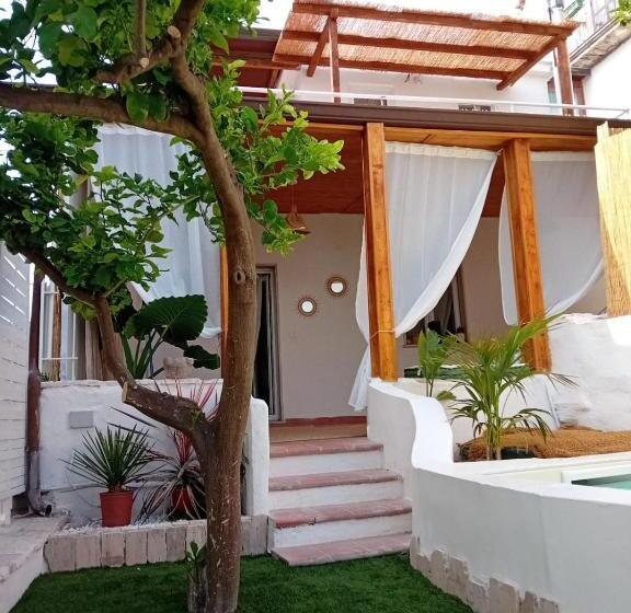 بنسيون Oikos Guesthouse & Rooftop