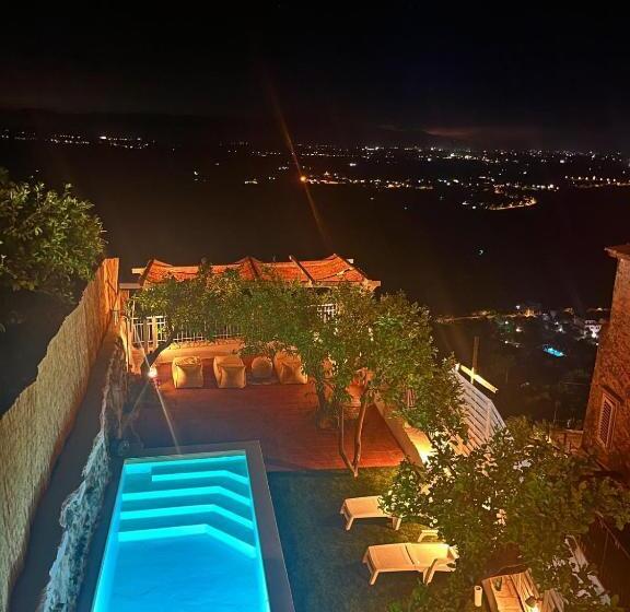 بنسيون Oikos Guesthouse & Rooftop