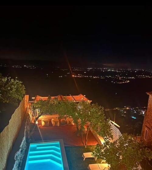 بنسيون Oikos Guesthouse & Rooftop
