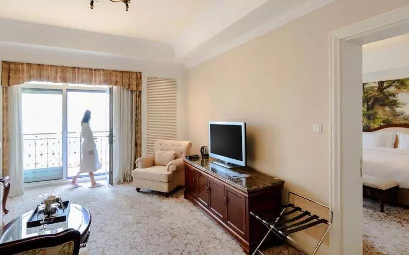 ホテル Crowne Plaza Ocean Spring Resort, An Ihg