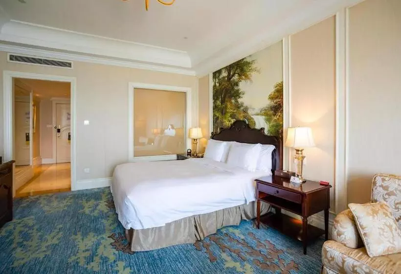 ホテル Crowne Plaza Ocean Spring Resort, An Ihg