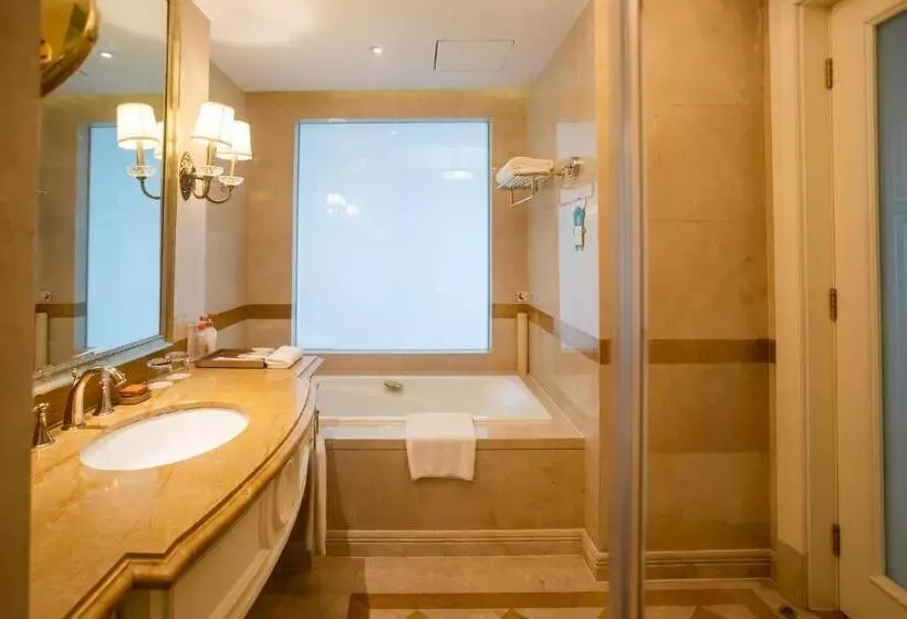 ホテル Crowne Plaza Ocean Spring Resort, An Ihg