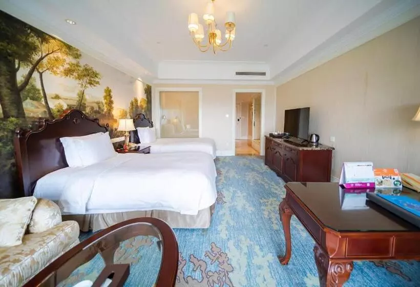 ホテル Crowne Plaza Ocean Spring Resort, An Ihg