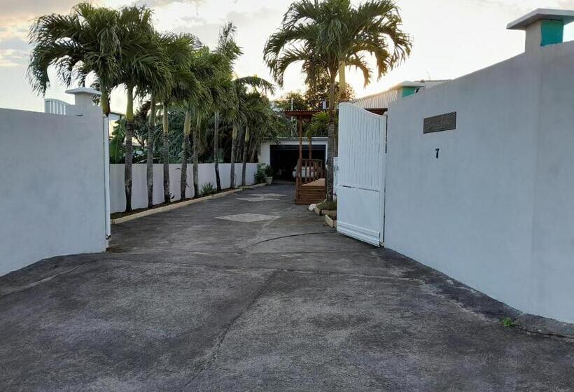 تختخواب و صبحانه La Maison Du Bonheur