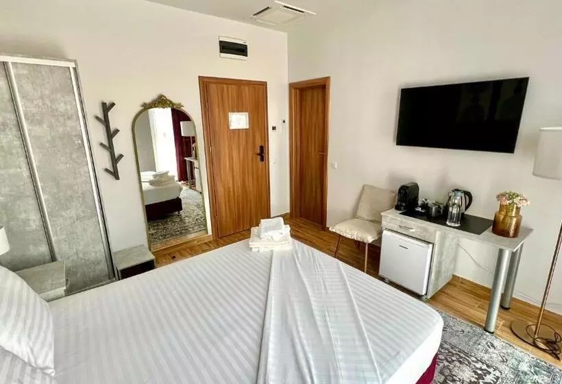 Hotelli Fantazia Oradea   Self Check In & Out