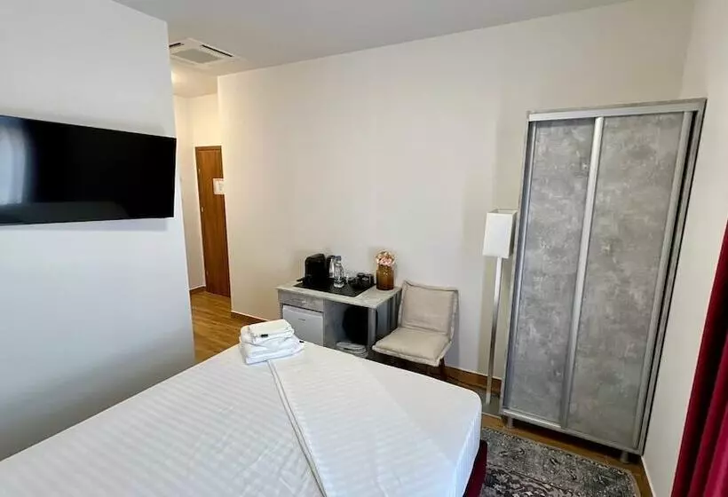 Hotelli Fantazia Oradea   Self Check In & Out