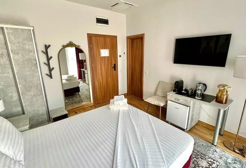 Hotelli Fantazia Oradea   Self Check In & Out