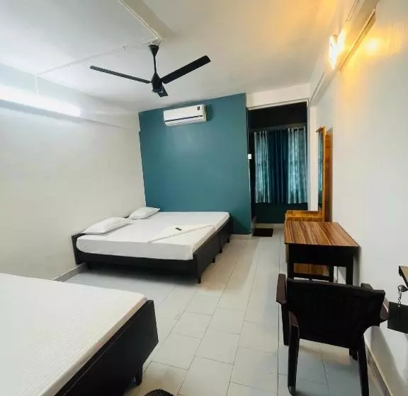 هتل Priya Lodge