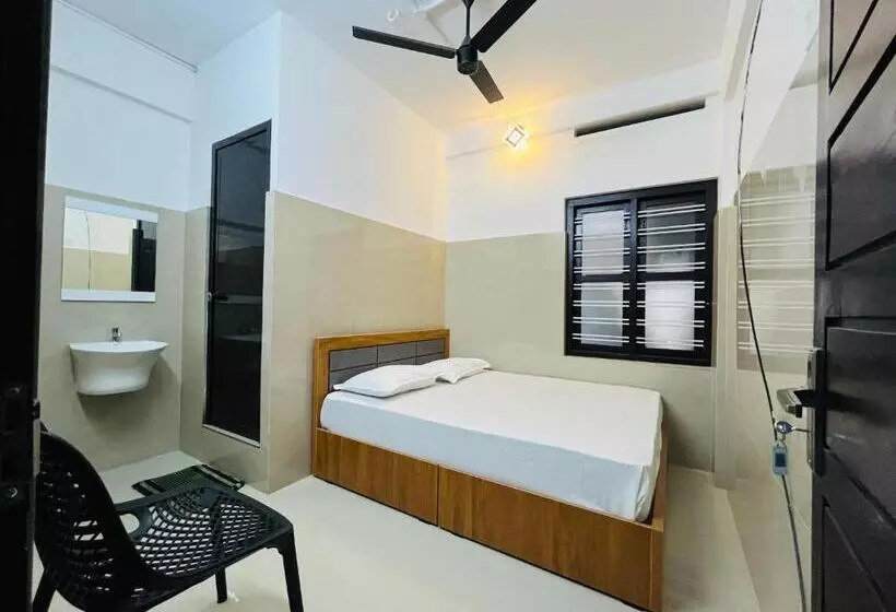 هتل Priya Lodge