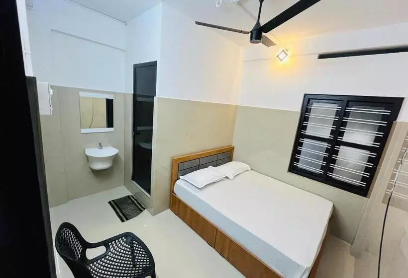 هتل Priya Lodge
