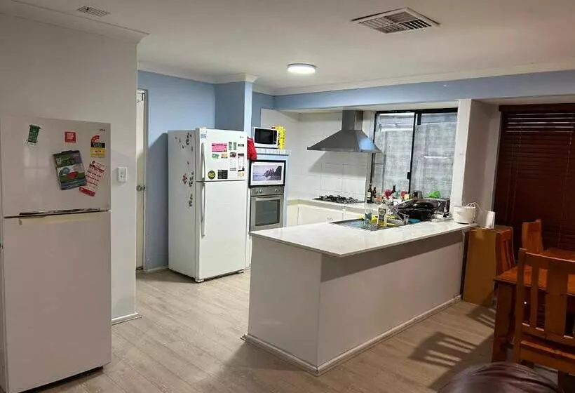 پانسیون Master Room With Ensuite In A Lovely House