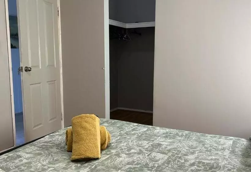 پانسیون Master Room With Ensuite In A Lovely House