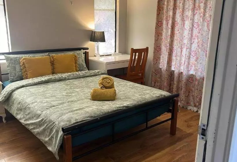 پانسیون Master Room With Ensuite In A Lovely House